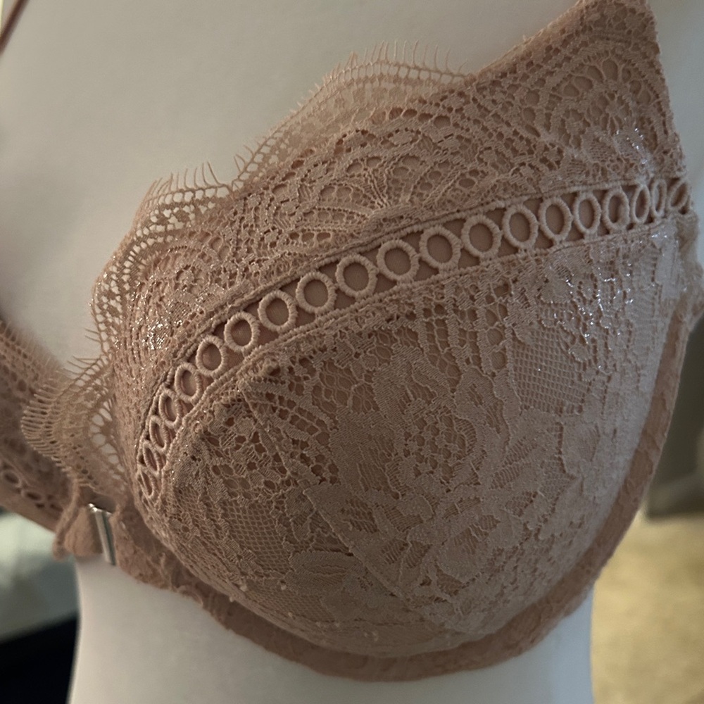 Victoria's Secret Lace Front-Closure Bra in Nude Blush - Picture 8 of 8